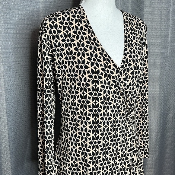 EN FOCUS CREAM AND BLACK LONG SLEEVED FAUX WRAP DRESS SIZE 12 - Picture 3 of 10